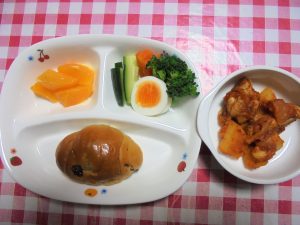 ぶどうパン・鶏肉のトマトソース煮・スティック野菜・オレンジ