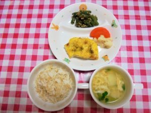 玄米・魚のクリームコーン焼き・ごま和え・スープ