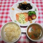 玄米・鮭のムニエルタルタルソース・ひじきの炒め煮・コンソメスープ