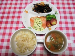 玄米・鮭のムニエルタルタルソース・ひじきの炒め煮・コンソメスープ