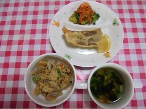 五目炊き込みご飯・魚の天ぷら・お浸し・吸い物