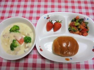 パン・みそ入りポークシチュー・青菜とトマトのサラダ・いちご