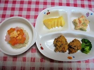 お花畑ピラフ・豆腐とツナのナゲット・お星さまサラダ・パイナップル