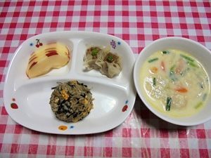 ひじきチャーハン・シュウマイ・りんご・春野菜のソイミルクスープ