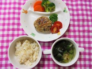 玄米入りごはん・ひじき入り豆腐ハンバーグ・野菜のコンソメ煮・スープ
