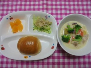 パン・さつま芋のミルクスープ・カリカリじゃこサラダ・オレンジ