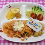 お誕生日会メニュー・スパゲティイタリアン・フライドチキン・サラダ・フルーツ