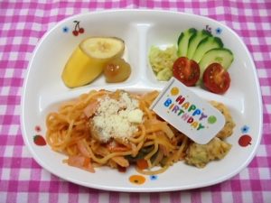 お誕生日会メニュー・スパゲティイタリアン・フライドチキン・サラダ・フルーツ